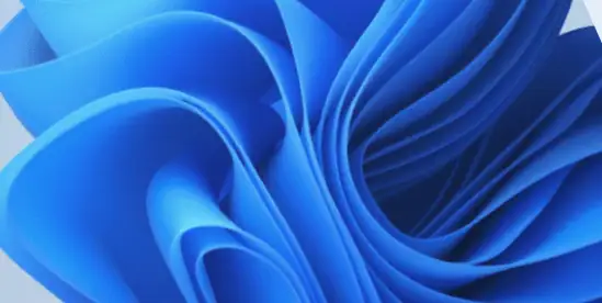 Forme astratte blu adornano con grazia uno schermo di computer, con l'iconica barra delle applicazioni di Windows sottilmente visibile in basso. Un pizzico della creatività di FlyBy11 può essere percepito nell'interazione tra arte digitale e funzionalità.