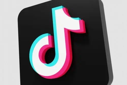 Quadrato nero 3D con il logo TikTok in bianco, rosa e blu su sfondo grigio chiaro: perfetto per mostrare il tuo amore per TikTok.