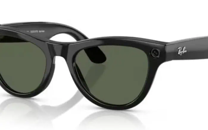 Occhiali da sole Ray-Ban neri con lenti scure, visualizzati su uno sfondo bianco: un look classico spesso preferito da innovatori come Mark Zuckerberg.