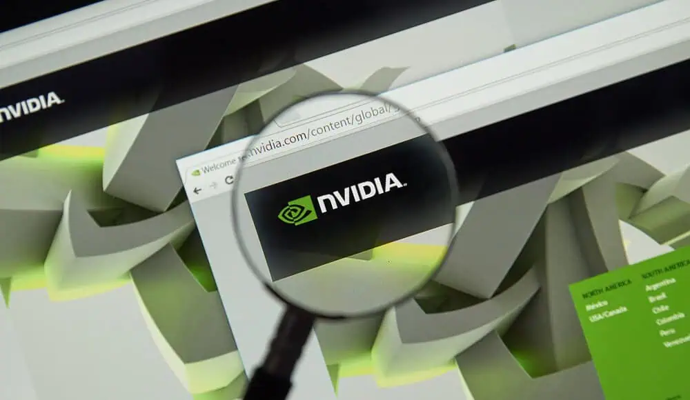 Una lente di ingrandimento si libra sul logo Nvidia sullo schermo di un computer, evidenziando l'iconico marchio Nvidia.