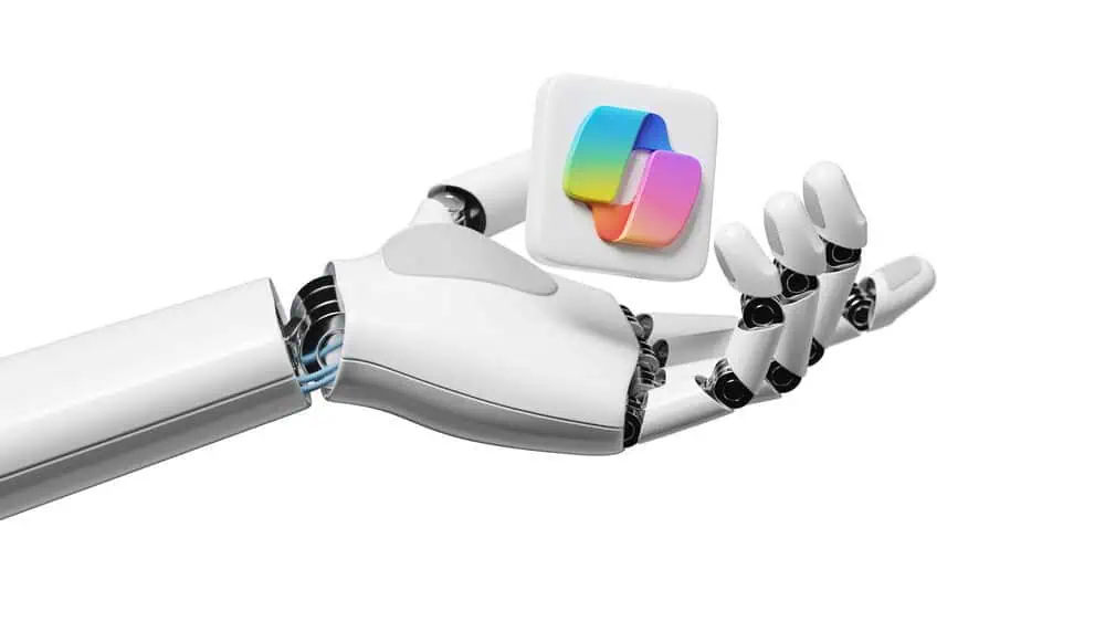 Una mano robotica regge un logo Microsoft colorato e quadrato con forme sovrapposte su sfondo bianco.