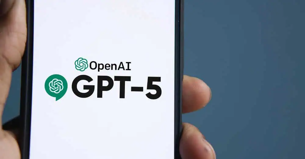 Una mano regge un telefono che mostra il logo GPT-5 su uno schermo bianco, evidenziando l'ultimo progresso di OpenAI.
