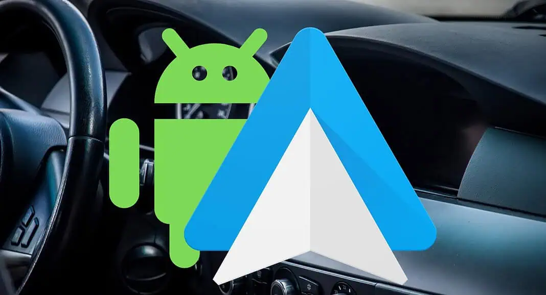 I loghi di Android e Android Auto 15 sovrapposti al cruscotto e al volante dell'auto, evidenziando le novità della nuova release.