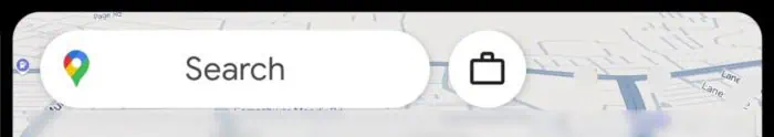 La barra di ricerca di Google Maps con l'icona di una valigia sulla destra, sovrapposta a uno sfondo di mappa sfocato, evidenzia le novità introdotte nella nuova release.