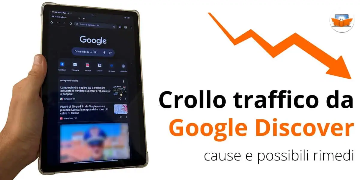 Una mano regge un tablet che mostra Google; una freccia arancione punta verso il basso accanto al testo "Crollo traffico da Google Discover".