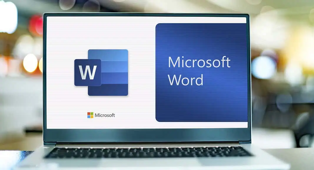 Lo schermo di un computer portatile mostra il logo di Microsoft Word e il testo 