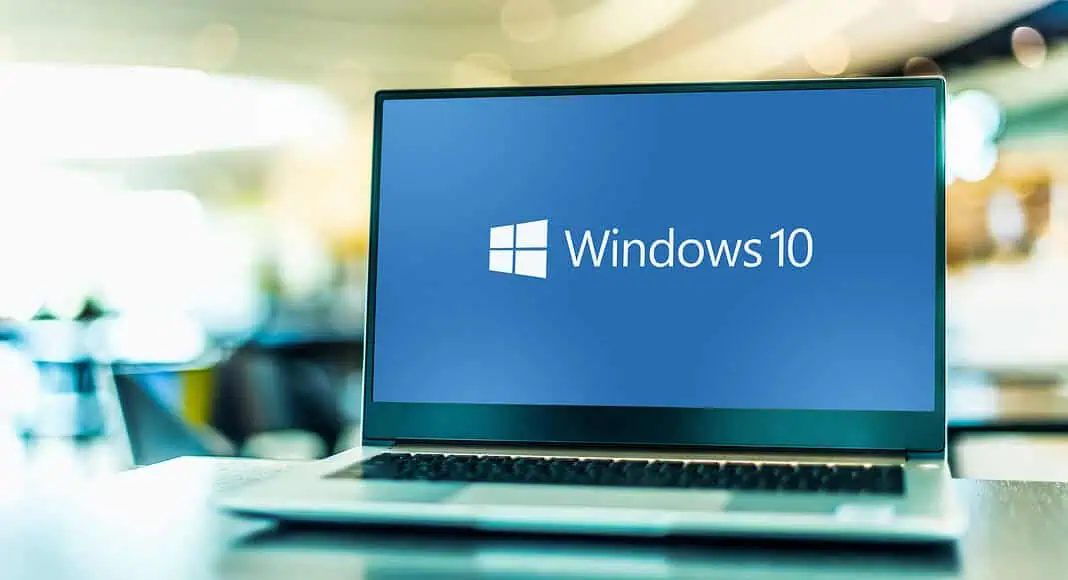 Un computer portatile che mostra il logo e il testo di Microsoft Windows 10 sul suo schermo, evidenziando l'imminente fine del supporto.