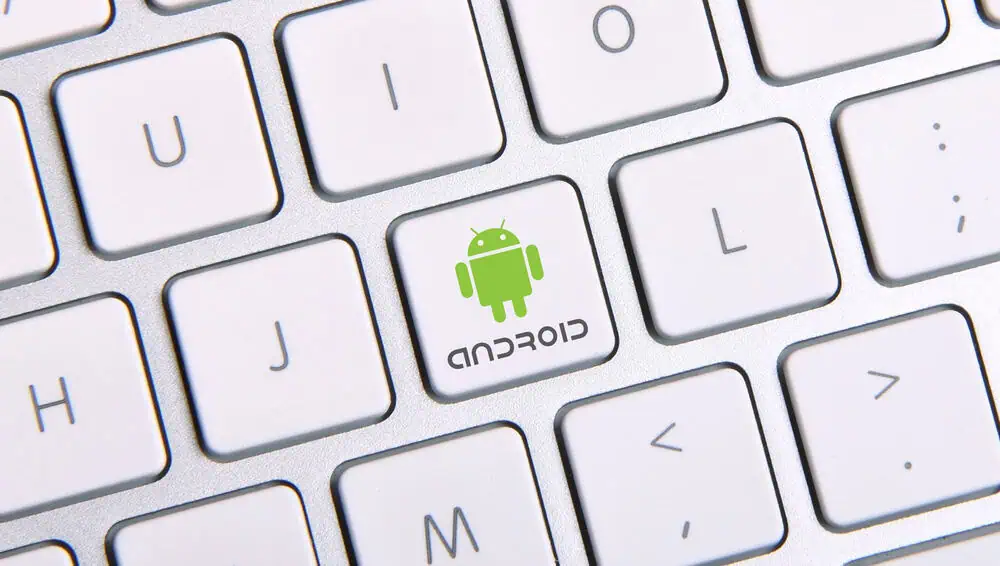 La tastiera bianca presenta un tasto con il logo verde di Android e la parola 