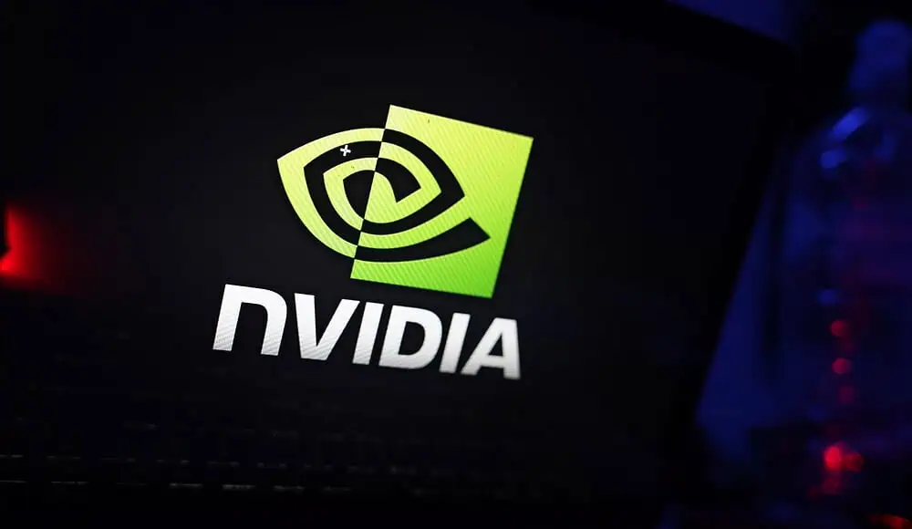Il logo di NVIDIA illuminato su uno schermo scuro di un computer, con i suoi caratteristici colori verde e bianco.
