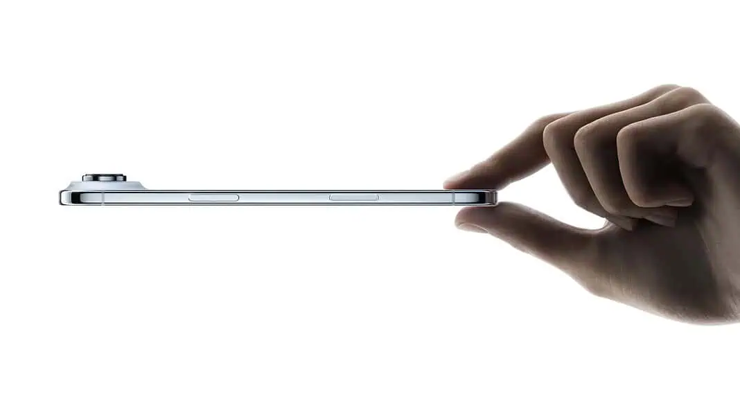 Una mano tiene un iPhone sottile in orizzontale su uno sfondo bianco.