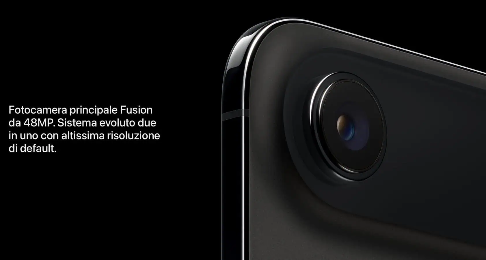 Primo piano dell'obiettivo di un iPhone con testo in italiano che evidenzia la sua fotocamera Fusion ad alta risoluzione da 48MP.