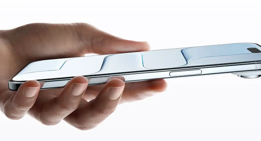 Una mano che tiene un elegante iPhone Air argentato è vista di lato su uno sfondo semplice.