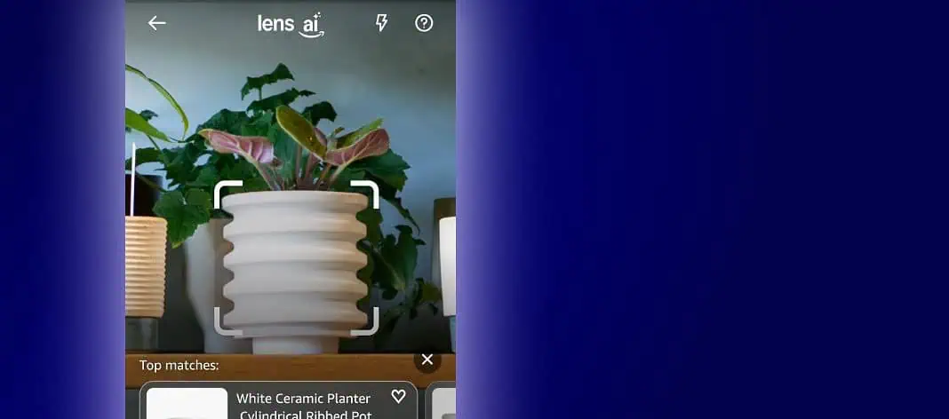 Lo schermo di un telefono mostra una pianta in un vaso di ceramica bianca ondulata che viene identificata da un'applicazione di riconoscimento delle immagini, simile alla tecnologia di ricerca visiva di Amazon.