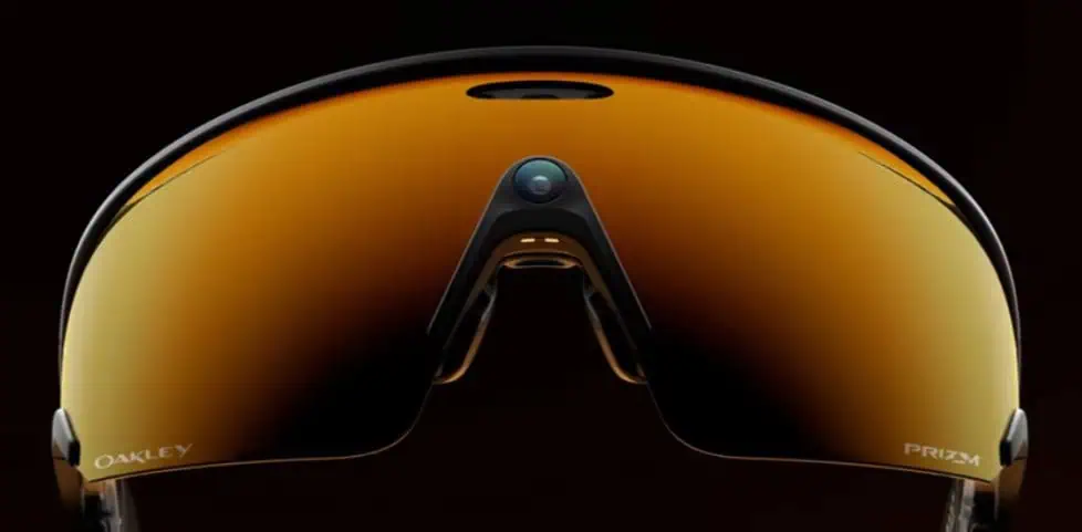 Primo piano degli occhiali da sole Meta x Oakley, caratterizzati da lenti color arancio e da una discreta fotocamera posizionata sopra il ponte nasale.
