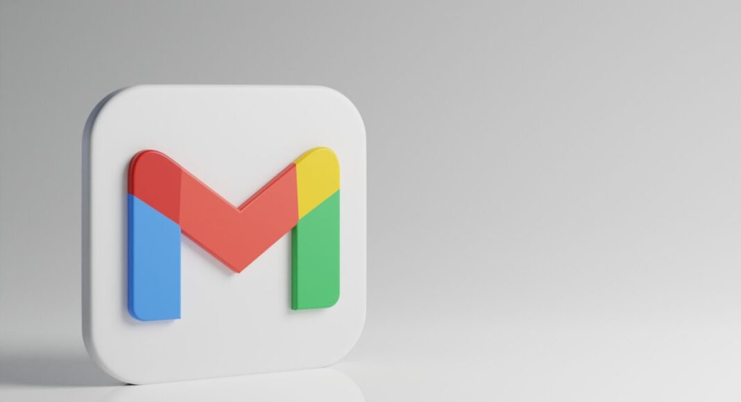 Icona dell'app Gmail visualizzata su una superficie bianca con uno sfondo grigio chiaro.