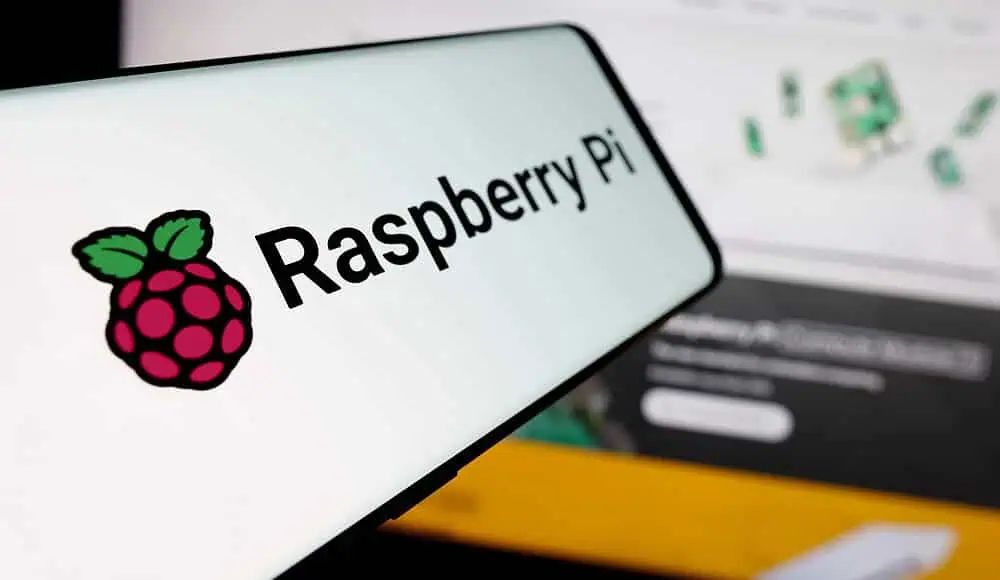 Schermo di smartphone che visualizza il logo e il nome di Raspberry Pi, con il sito web ufficiale di Raspberry Pi sfocato sullo sfondo.