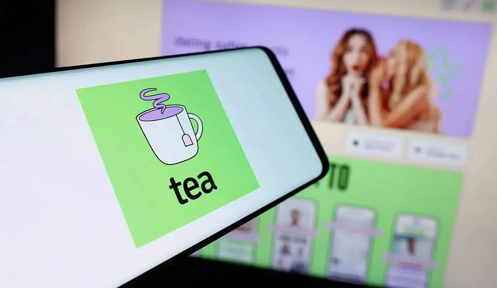 Un telefono visualizza l'icona di una tazza di tè con la scritta 