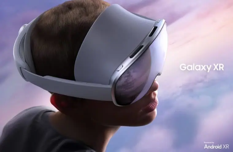 Una persona indossa un elegante auricolare Galaxy XR bianco su uno sfondo di cielo nuvoloso, con il logo 