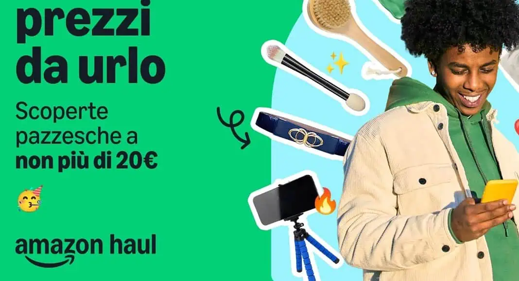 Persona sorridente al telefono con oggetti da acquistare e testo: 