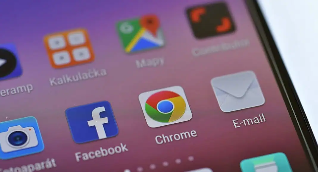 Primo piano dello schermo di uno smartphone che mostra le icone delle applicazioni, tra cui Google, Facebook, Chrome, Maps e Email.