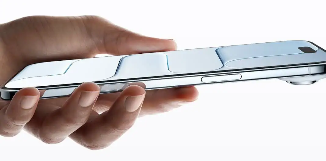 Una mano che tiene in mano un elegante smartphone Apple visto di lato, evidenziandone il design sottile e i pulsanti laterali.