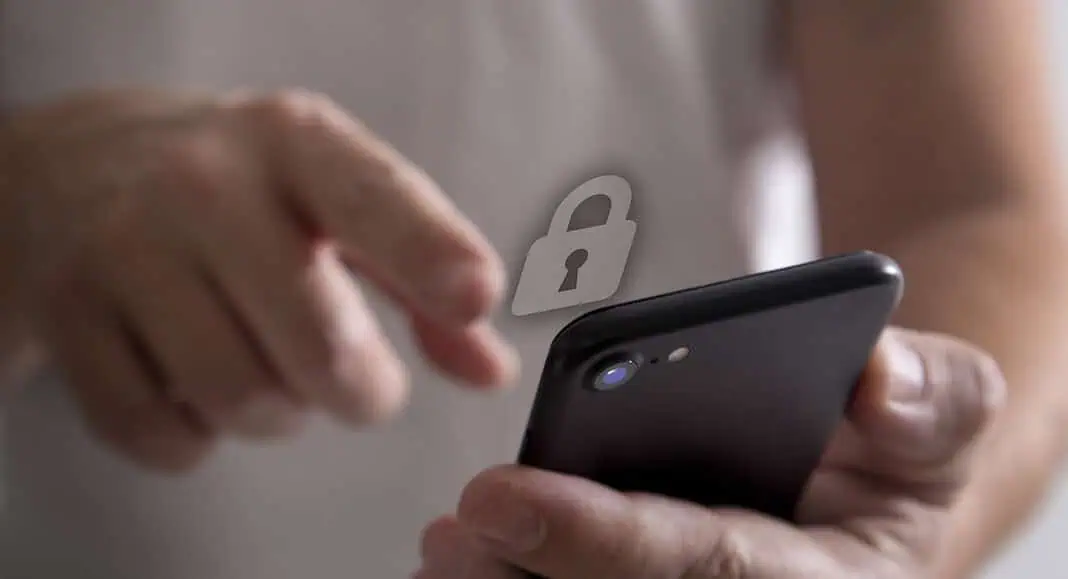 Una persona utilizza uno smartphone con l'icona di un lucchetto fluttuante, che simboleggia la sicurezza o la protezione dei dati, evidenziando funzioni come il controllo della chat.