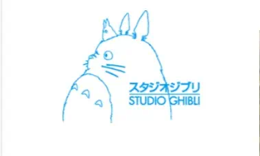 Sagoma blu di Totoro dello Studio Ghibli con una piccola creatura sulla testa e la scritta 