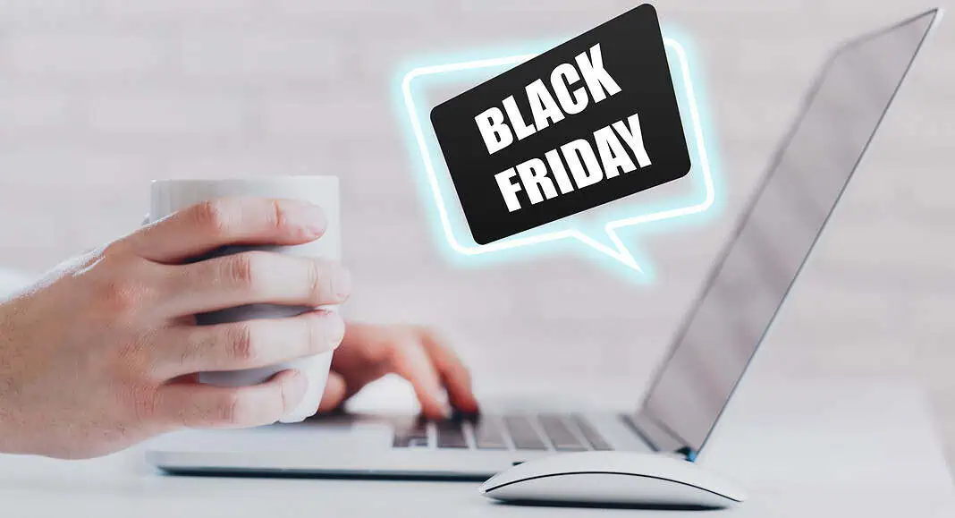 Una persona utilizza un computer portatile con una tazza di caffè nelle vicinanze, mentre una bolla vocale 