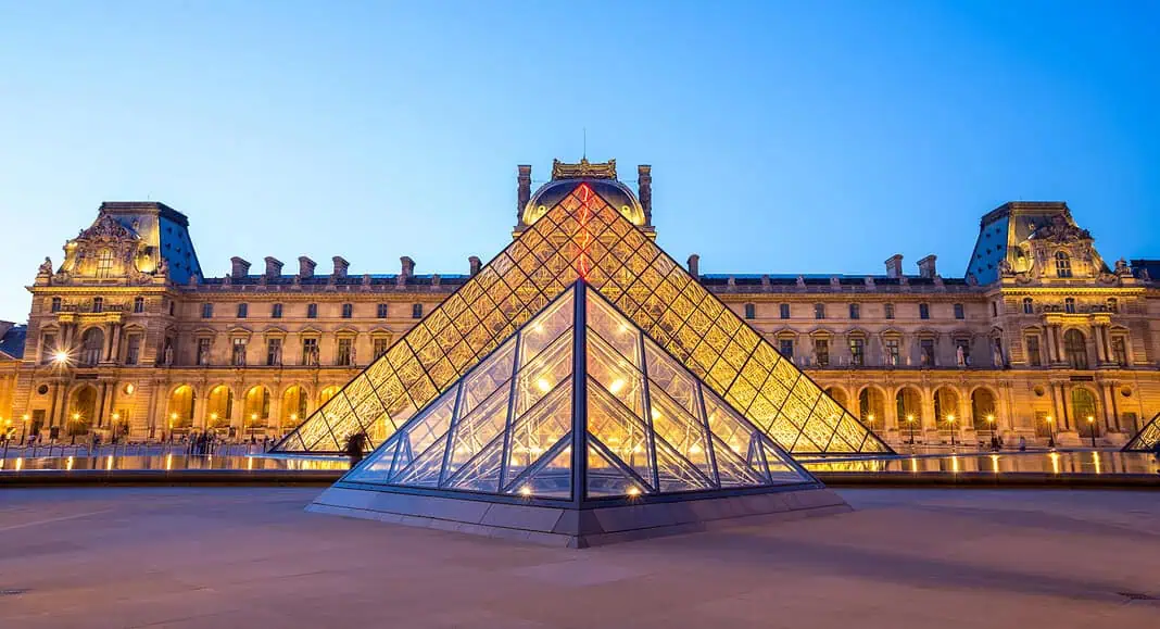 La piramide di vetro illuminata del Museo del Louvre di Parigi, in Francia, si erge a simbolo dell'arte e della sicurezza contro qualsiasi furto, soprattutto al tramonto.