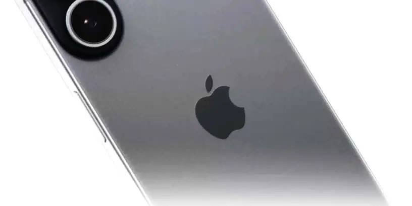 Un primo piano di un iPhone argentato mostra il logo Apple e la fotocamera posteriore su uno sfondo bianco.