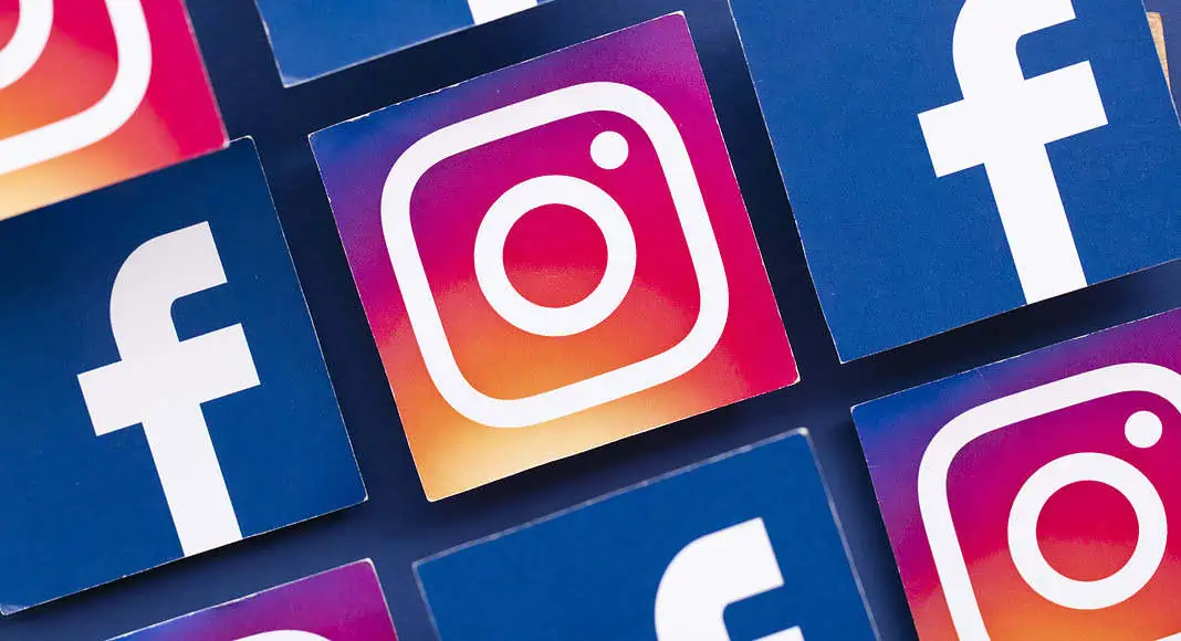 I loghi di Facebook e Instagram sono disposti in modo sparso e alternato su uno sfondo blu scuro.