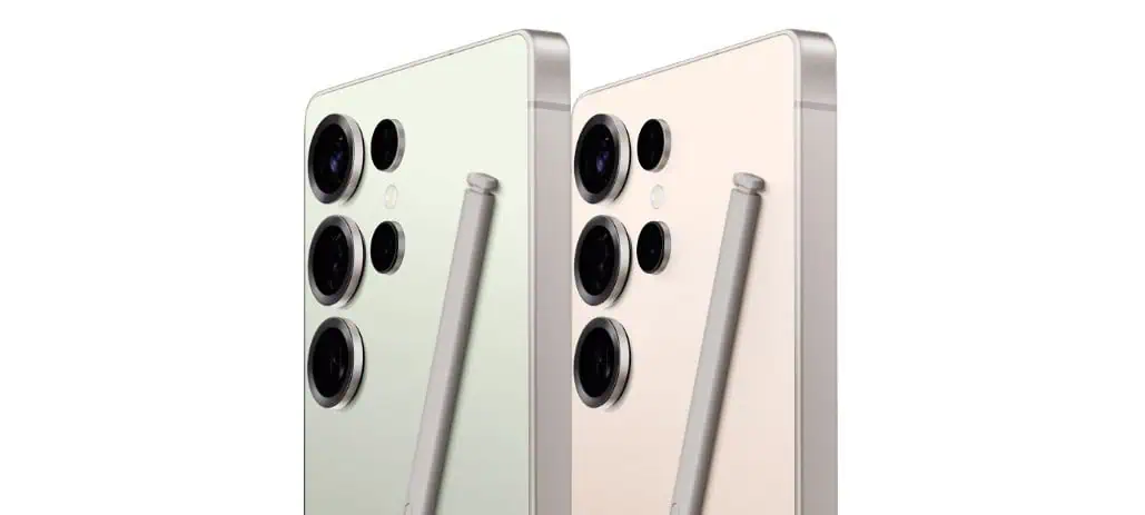 Due smartphone Samsung con fotocamere posteriori multiple e pennini, nei colori verde chiaro e beige, sono esposti uno accanto all'altro.